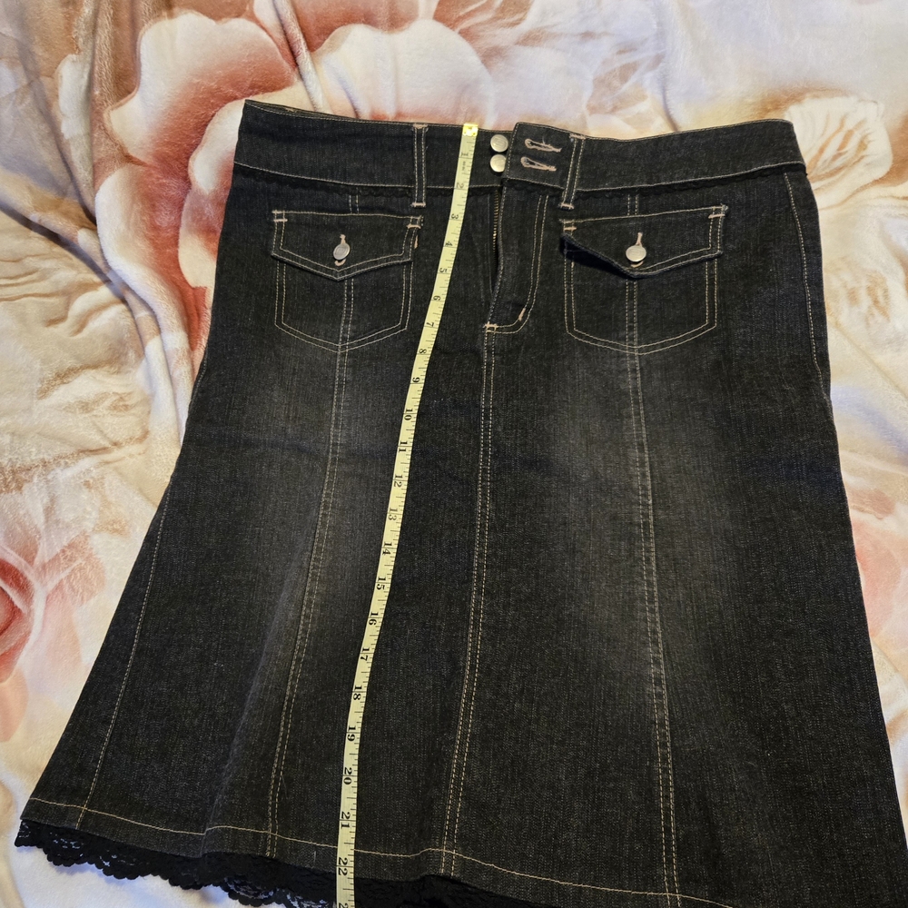 Bandolino S 10 Black A-Line Knee-Length Skirt With Lace Hem Accent Hardly Worn